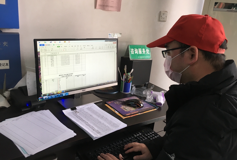王建對領取口罩的人員核對信息、錄入信息