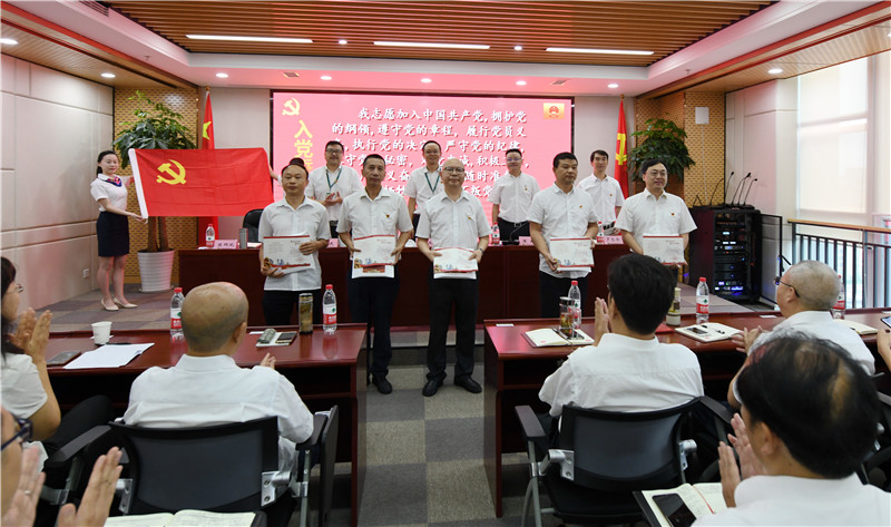 發(fā)放政治生日賀卡和學(xué)習讀物